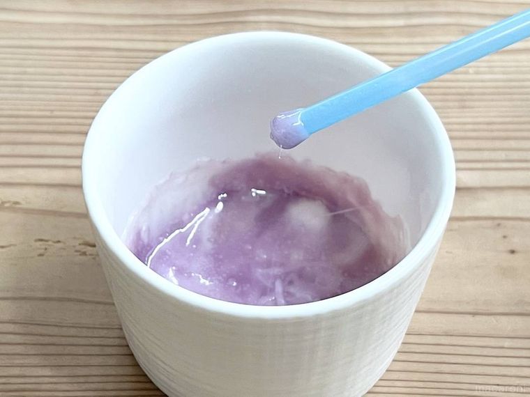 電子レンジで加熱したハイチュウをストローの先に付けた様子