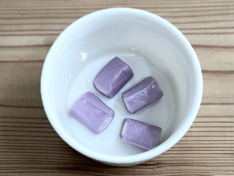 耐熱容器にハイチュウを4粒入れた様子
