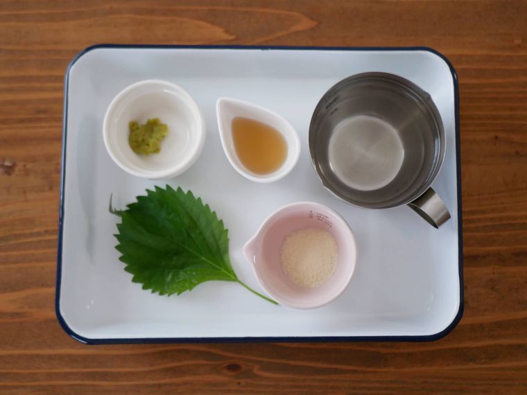 わさびジュレの材料が白い琺瑯バットの上に並んでいる
