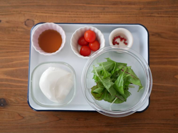 白だしモッツァレラの材料が白い琺瑯バットの上に並んでいる