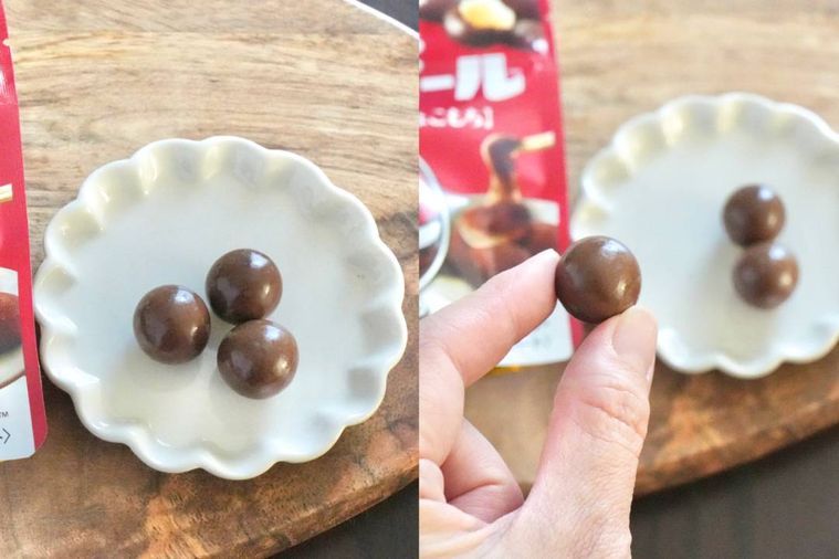 木のカッティングボードと白い小皿にのったちょこもち味のもちもちチョコボール