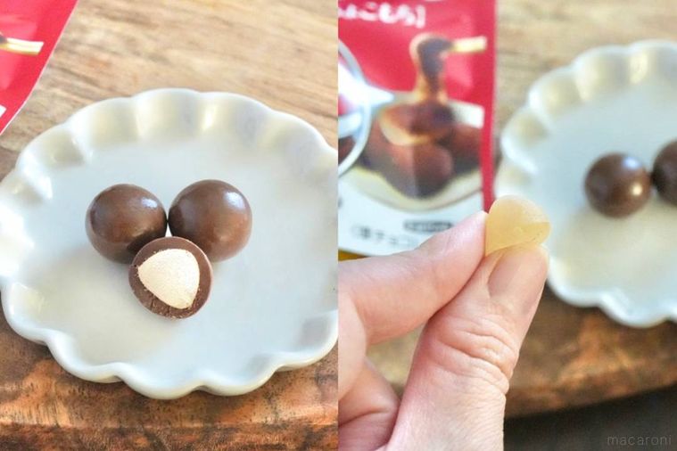 木のカッティングボードと白い小皿にのったちょこもち味のもちもちチョコボールの断面