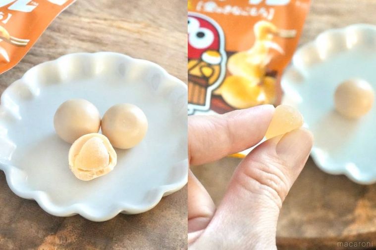 木のカッティングボードと白い小皿にのったきなこもち味のもちもちチョコボールの断面
