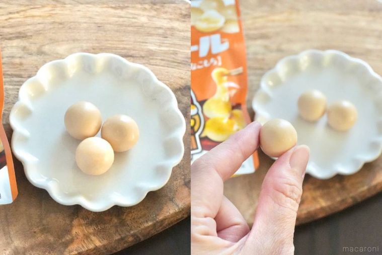 木のカッティングボードと白い小皿にのったきなこもち味のもちもちチョコボール