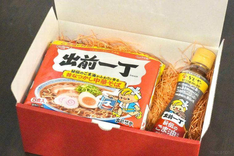 赤いギフトボックスに入った袋麺とごま油のボトル