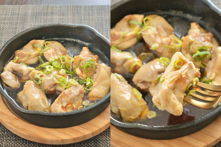 黒いスキレットで調理されたごま油の鶏肉アヒージョ