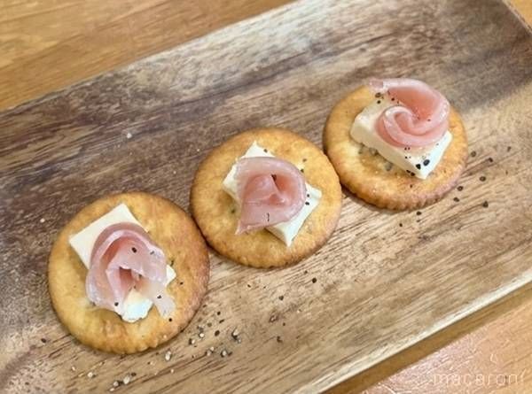 豆腐の塩麹漬けをクラッカーにのせたおつまみ