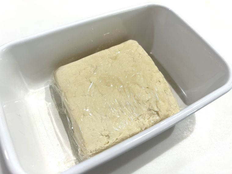 清潔な保存容器に豆腐の塩麹漬けを入れる