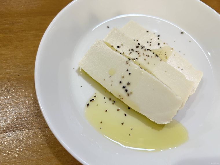 豆腐の塩麹漬けにオリーブオイルをかけた料理