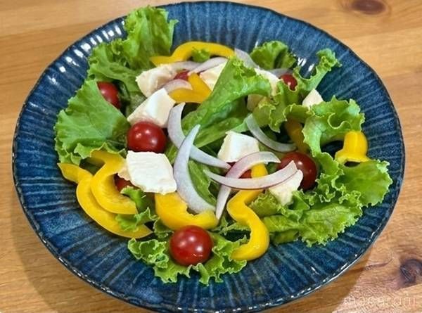 豆腐の塩麹漬けをトッピングしたサラダ