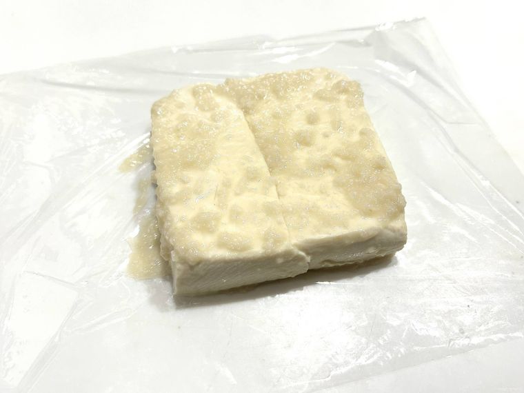 表面が割れている豆腐の塩麹漬け