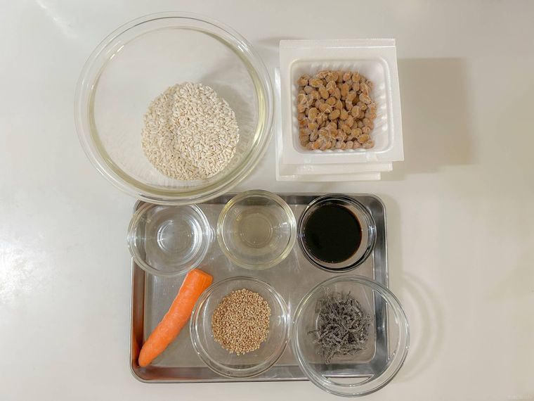 納豆麹の材料一覧納豆、米麹、にんじん、調味料