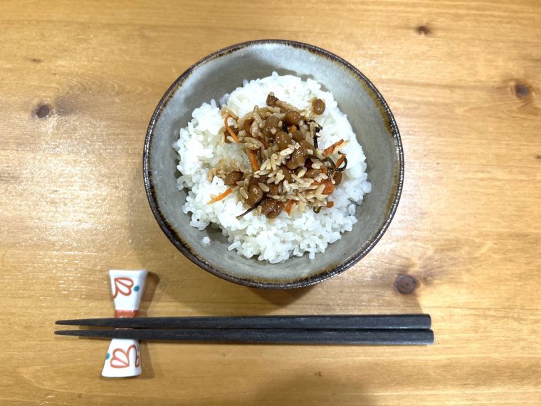 納豆麹を白米にのせている