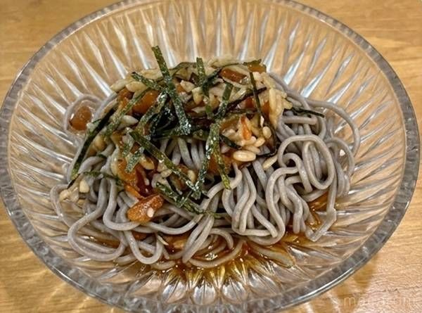 そばにのせた納豆麹