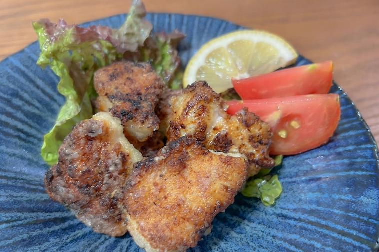 皿に盛り付けた塩麹唐揚げ