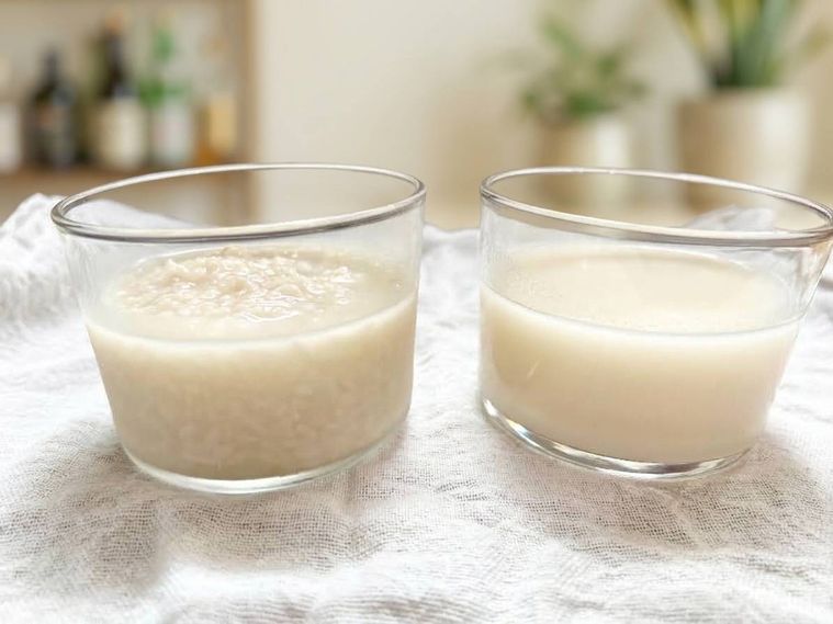 米麹甘酒と酒粕甘酒が並んでいる様子