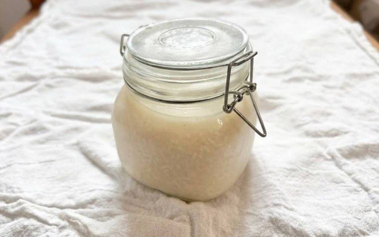 米麹甘酒を瓶で保存している様子