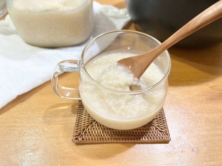スプーンで米麹甘酒をすくっている様子
