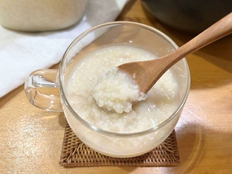 米麹甘酒をスプーンですくっている様子