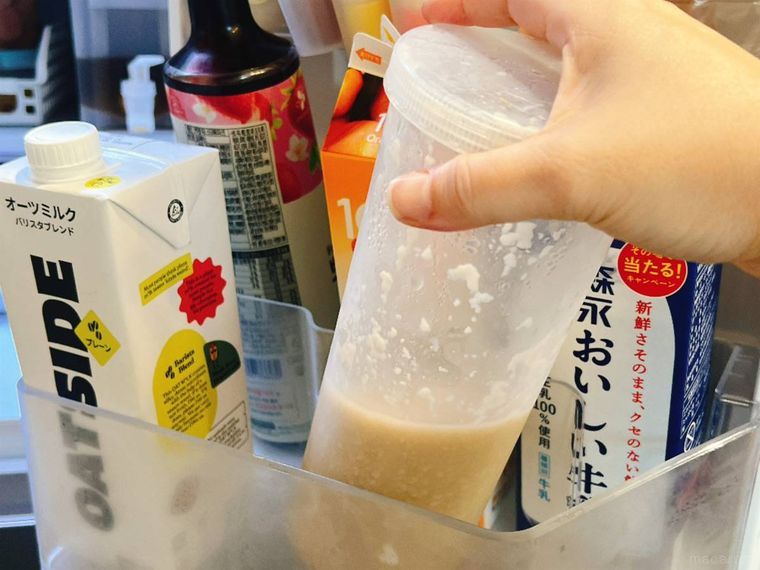 作った甘酒を冷蔵庫に入れている様子