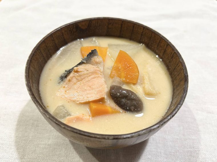 お椀によそわれている粕汁