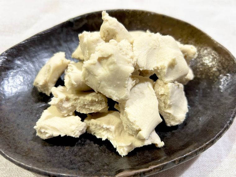 酒粕がお皿にのっている様子