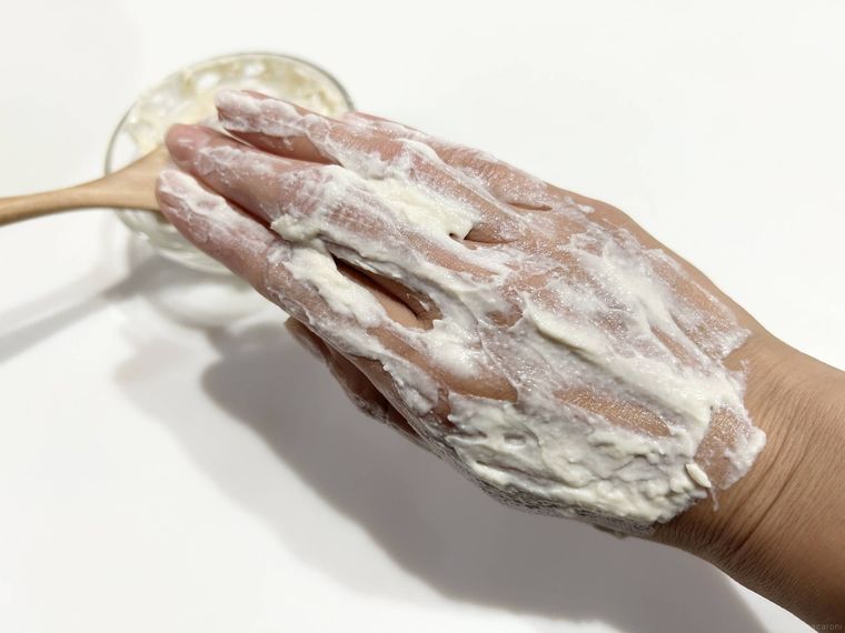 手の甲に酒かすパックをしている様子