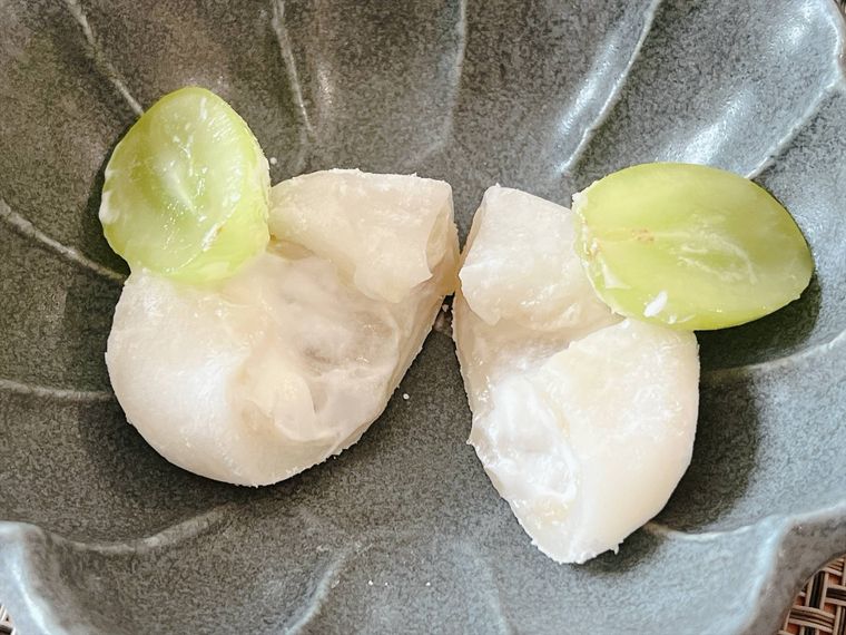 コストコのシャインマスカット大福を半分に割った様子