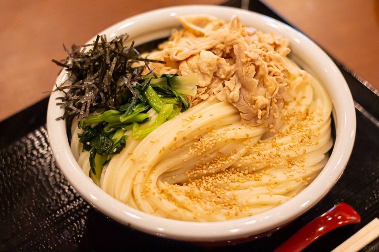 黒いおぼんに置かれた丸亀製麺豚つけ汁うどん