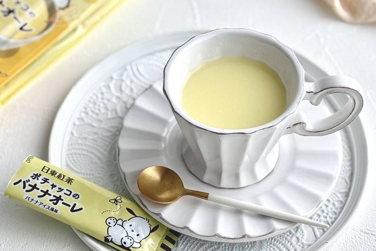 白いカップに注がれたバナナオーレ