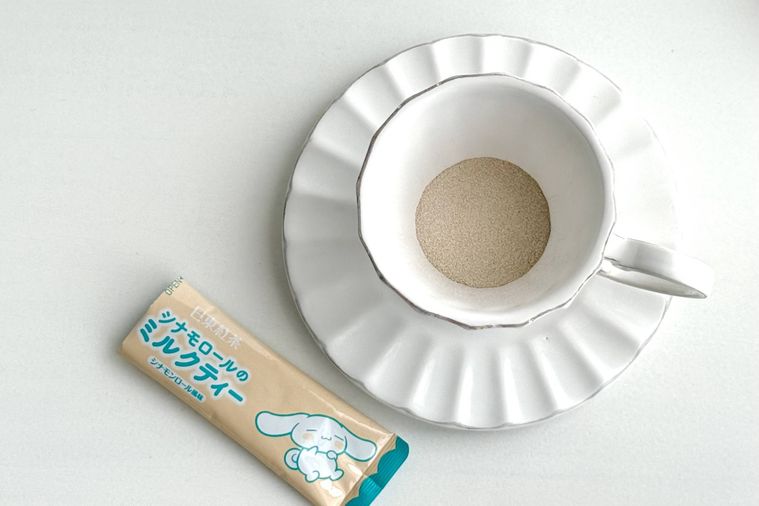シナモロールのミルクティーと白いカップ