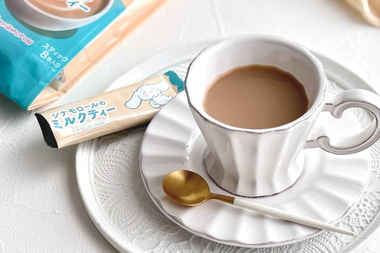 白いカップに注がれたミルクティー