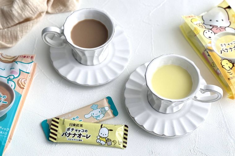 白いカップに注がれたバナナオーレとミルクティー