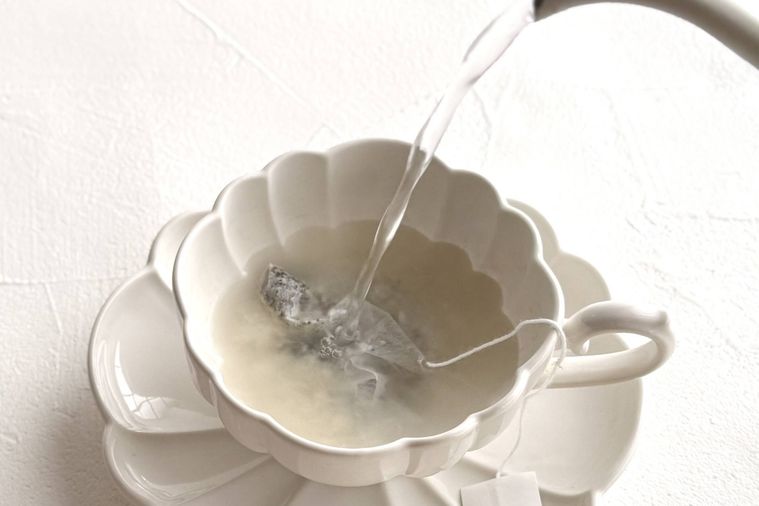 白いカップにお湯が注がれている