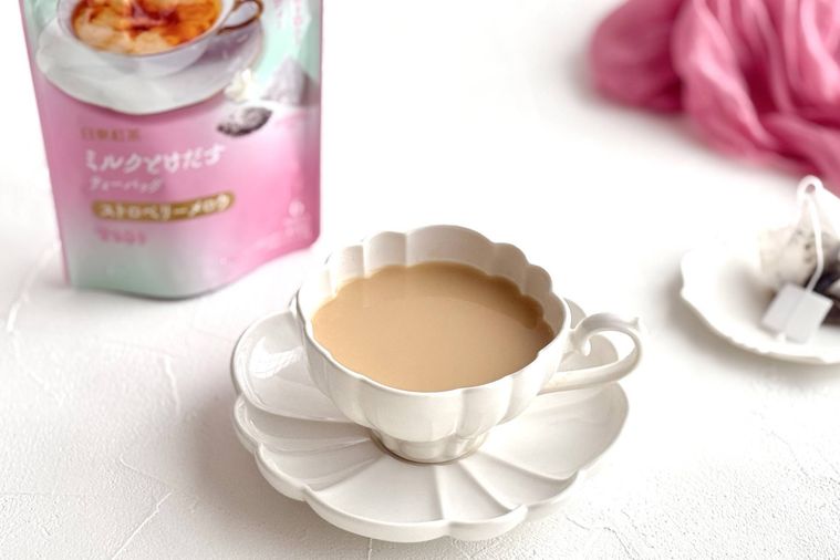 ストロベリーメノウと紅茶が注がれた白いカップ