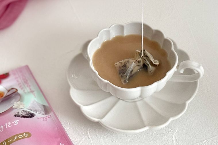 紅茶が注がれた白いカップ