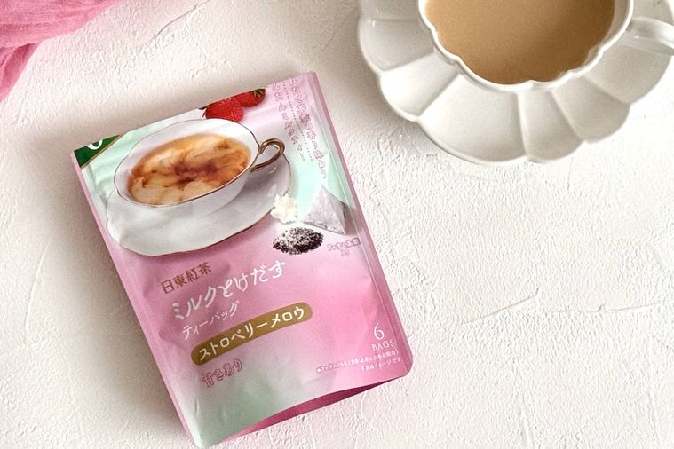 ストロベリーメノウと紅茶が注がれた白いカップ