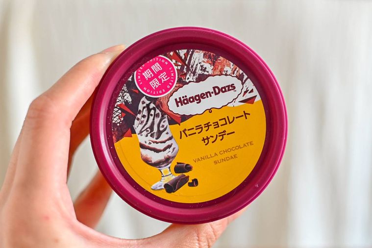 アイスのパッケージを持っているところ