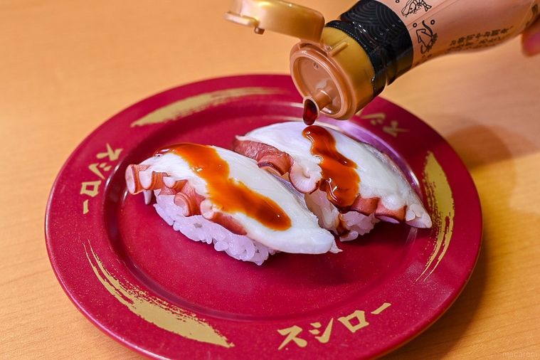 スシローのたこに甘だれをかけているところ
