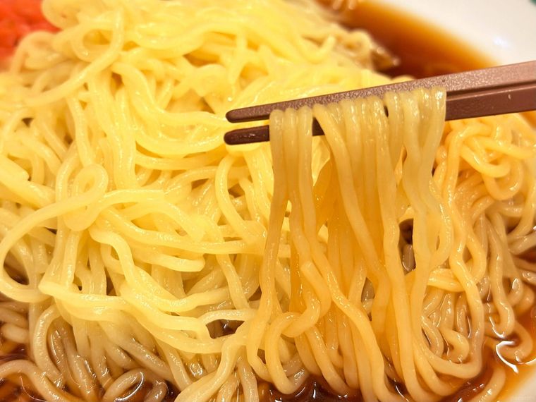 黒酢しょうゆ冷し麺の麺を箸で持っている様子