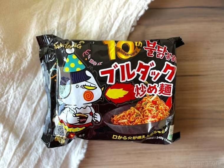 テーブルの上にブルダック炒め麺が置かれた様子
