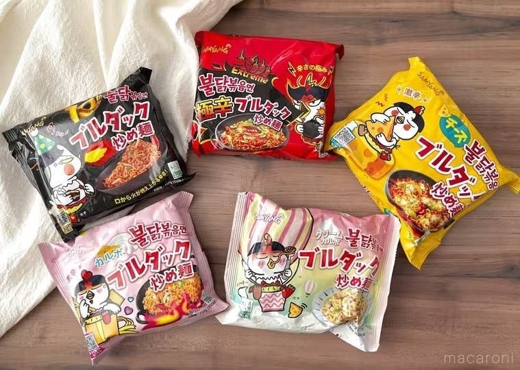 テーブルの上に5種類のブルダック炒め麺が並べられた様子