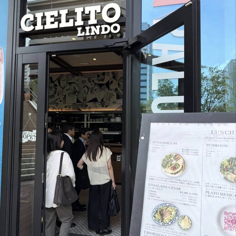 黒い壁でスタイリッシュな外観