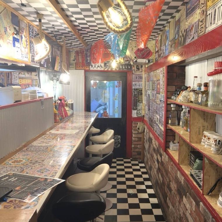 市松模様の床が印象的な店内