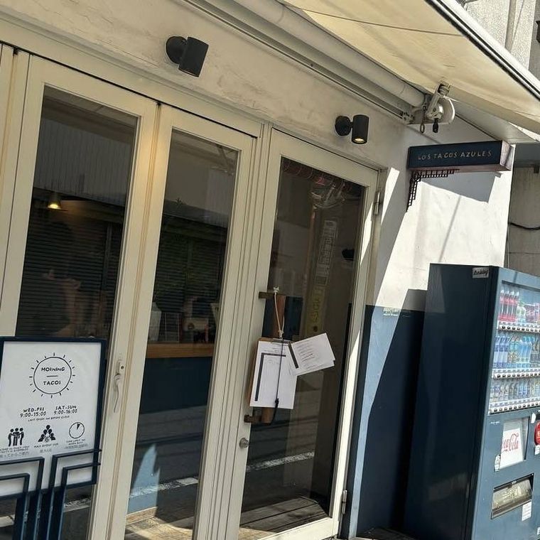 スタイリッシュな白い壁の外観