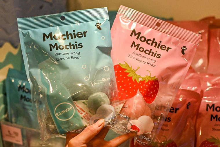2種類のお菓子のパッケージを持っているところ