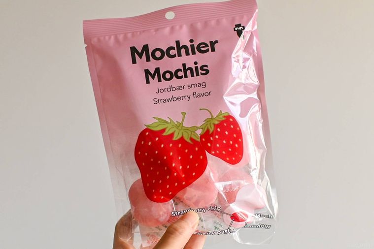 お菓子の袋を持っているところ