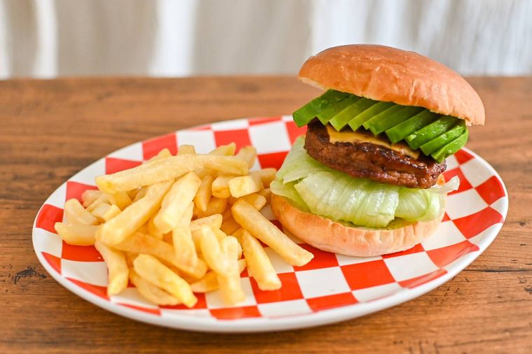 お皿にのったハンバーガーとポテト
