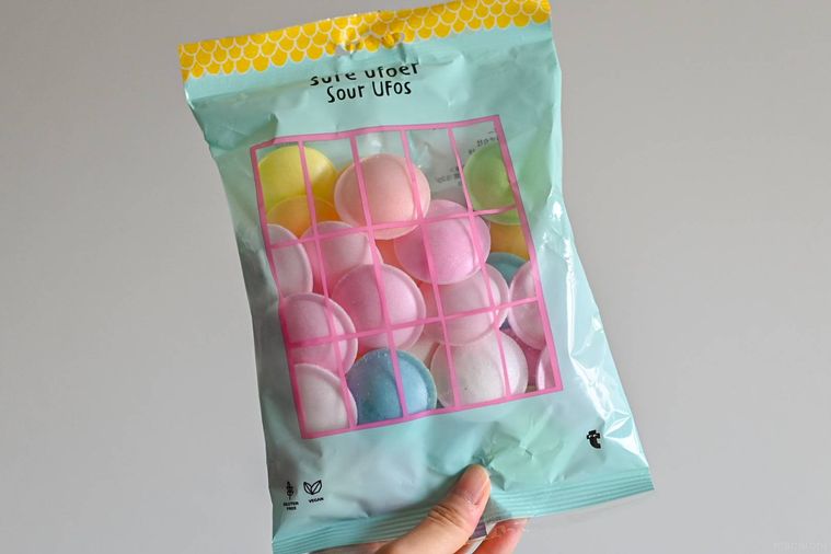お菓子のパッケージを持っているところ
