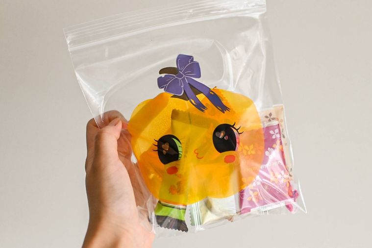 お菓子が入ったランチバッグを持っているところ